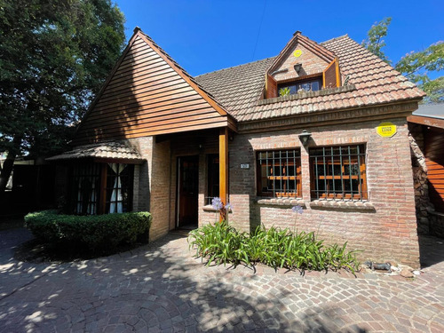 La Rosa 347, Adrogué Chalet Distribuido En 2 Plantas, Sobre 3 Lotes