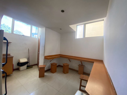 Venta De Edificio Industrial En La Trinidad. 3200m2 De Construcción.