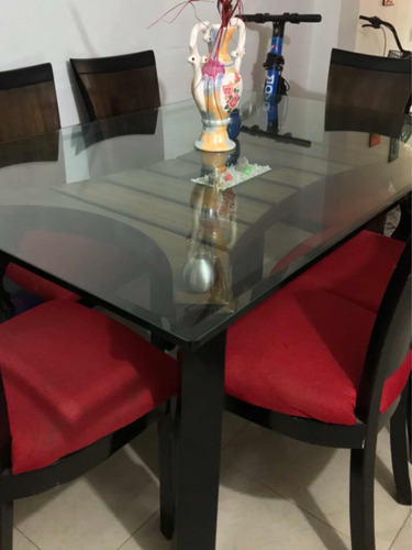 Comedor De Seis Puestos En Madera Con Vidrio Arriba.