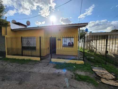 Casa En Venta De 2 Dormitorios C/ Cochera En Florencio Varela