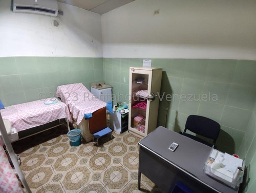 ¡atención Inversionistas! Oportunidad De Invertir En Esta Excelente Clinica Poder De Dios ,c.a Se Encuentra Ubicada En Unas De Las Zonas Muy Transitadas De Valencia ,av. Cedeño Parte Alta