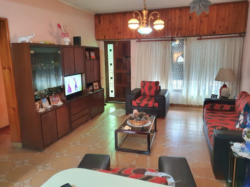 Imagen 3 de 18 de Venta De Casa De 3 Ambientes En Bernal Oeste