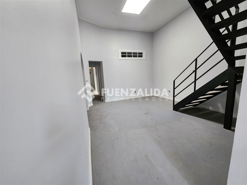 Casa En Venta De 5 Dorm. En Santiago