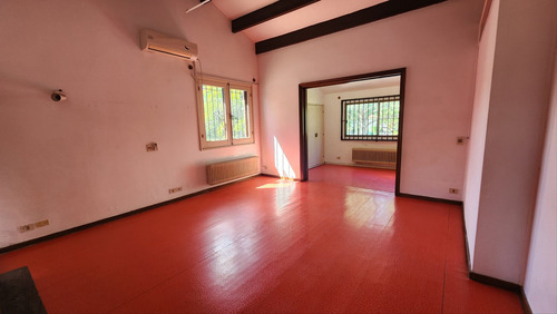 Casa Para Oficinas En Carrasco. Amplio Espacio Para Autos