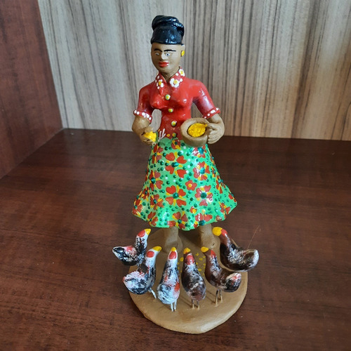 Imagem 5 de 7 de Mulher Alimentando As Galinhas Artesanato Caruaru
