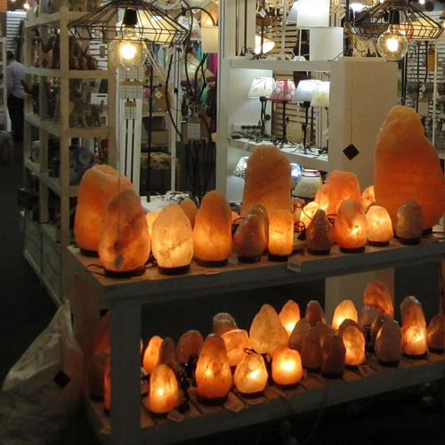 Lampara De Sal Del Himalaya Piedra De 4 A 5 Kg Color De La Estructura Marrón Oscuro