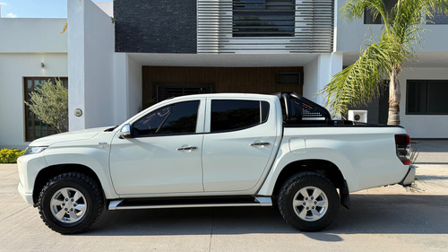 Mitsubishi L200 2.4 Cabina Doble 4x2 Mt