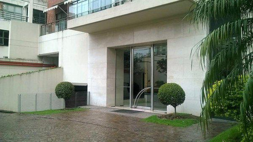 Depto. De 5 Ambientes Al Frente Con Dependencia, Patio, Dos Cocheras Y Baulera