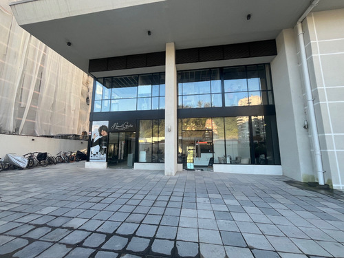Moderna Y Luminosa Oficina/local Comercial En Plaza Interior