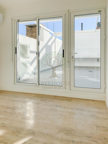 Venta Con Renta De Apartamento 2 Dormitorios Con Patio, Terraza, Gge Y Box En Malvín
