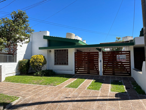 Zona Hospital Privado, Cercano A Universidades Casa Alquiler 3 Dormit Dos Baños Cochera Pasante