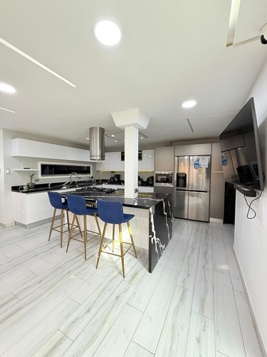 Lujoso Town House/ C.r Costanera Village, Nueva Barcelona