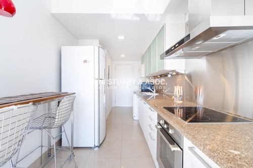 Moderno Apartamento Sobre Playa Brava En Torre Le Parc, Cuenta Con Dos Dormitorios Más Dependencia De Servicio. Punta Del Este