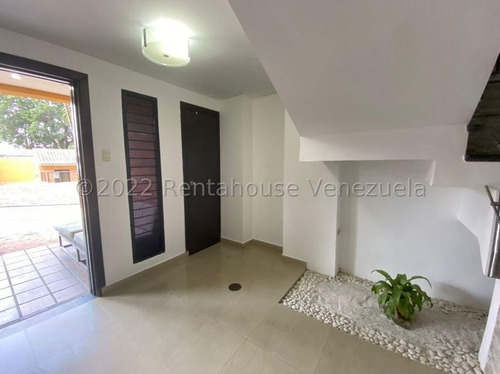Imagen 2 de 22 de Marol Rentahouse Vende Townhouse En Lomas Del Este Valencia 23-9286