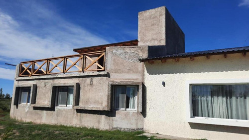 Casa En Venta - 3 Dormitorios 2 Baños - 5.000mts2 - Mendoza