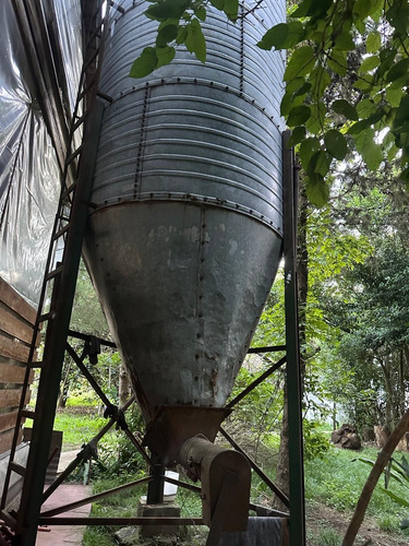 Silo De 9 Toneladas, Usado , Necesita Un Poco De Reparación. (Usado)