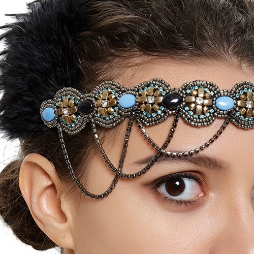 Diadema Con Plumas Y Cuentas De Colores Que Decora Una Cabez