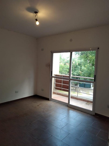 Imagen 6 de 10 de Departamento En Primer Piso Con Patio Independiente