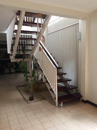 Imagen 13 de 30 de Comoda Y Amplia Casa En Venta. Urb, Miranda. Mr 04126270120