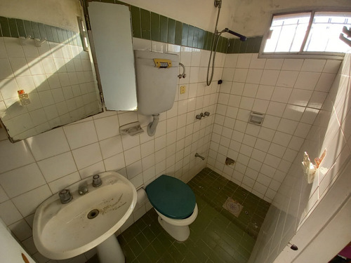 Vendo Casa 3 Dormitorios 3 Baños Para Reciclar. Gran Ubicación Bolonia Próximo A Avenida Italia