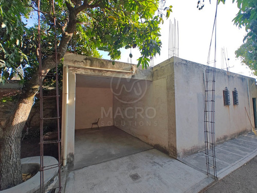 Casa En Venta En Col. Juan Morales Con Amplio Jardín Ideal Para Inversión