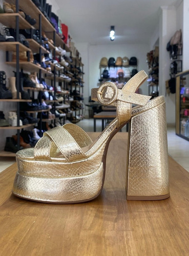 Sandalias Altas Doradas Con Doble Plataforma Y Tira Cruzada