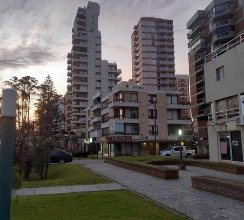 Imagen 17 de 20 de Local Comercial De 220m2 En Pleno Centro De Pinamar