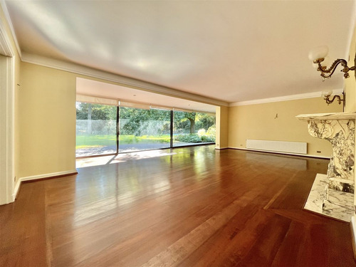Gran Parque Nueva Costanera, Residencia Embajador Vitacura
