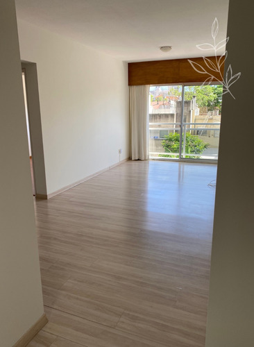 Apartamento En Rambla Pocitos Con Garage, Contrafrente, Orientación Norte, Muy Tranquilo Y Luminoso