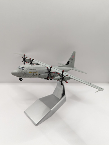 Avión A Escala De Metal Hercules C-130 1:200 Con Base Colecc