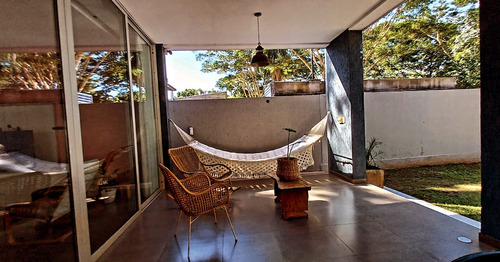 Casa De 4 Ambientes . 3 Baños 2 Cocheras. Pileta