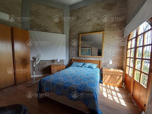 Vende Casa De 3 Dormitorios Totalmente Reformada. Con Piscina Climatizada. Cerca De Colegios, Punta Del Este