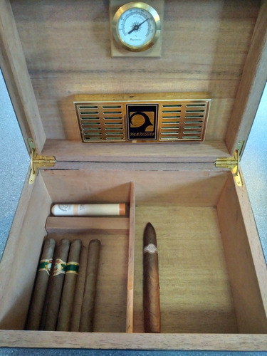 Imagen 8 de 10 de Humidor De Cedro Hecho A Mano Con Tapa Decorada 150 Habanos