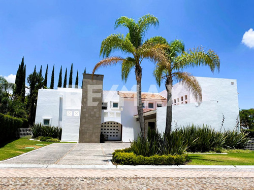Venta En El Campanario Residencial Y Golf: Seguridad, Lujo Y Comodidad
