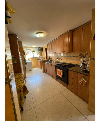 Apartamento En La Av. Andrés Bello Con Las Palmas