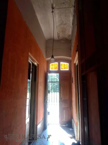 Casa En Venta 5 Dormitorios, 2 Baños Y Patio- Cno. Castro -prado