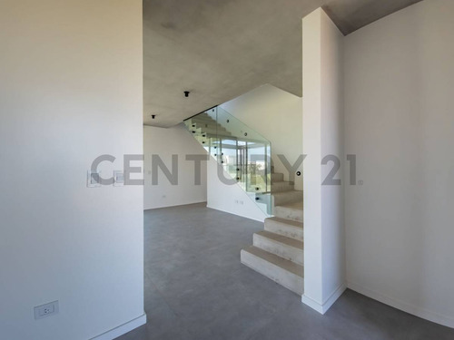 Venta Casa 3 Dormitorios,pileta,cochera. Barrio Vida 1