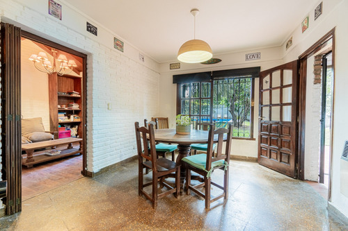 Casa Con Parque Y Pileta En Venta Av. Del Libertador 700, Castelar, Partido De Morón, Pba
