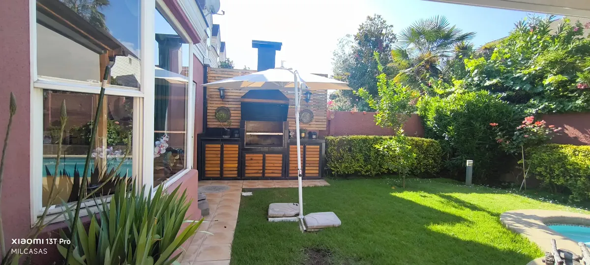 Imagen 5 de 27 de Casa Con Piscina, Quincho Y Un Entorno Lleno De Vida