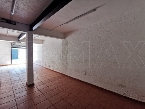 Casa En Esquina Con 430 M2 De Construcción.