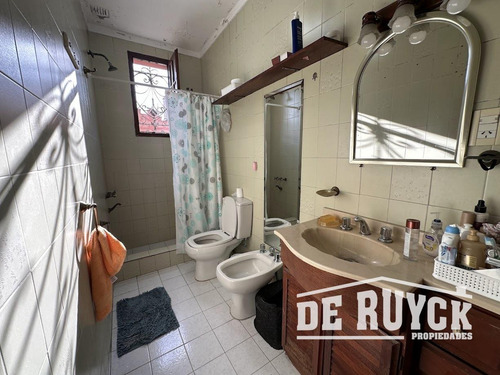 Casa Desarrollada En Una Sola Planta Sobre Amplio Lote