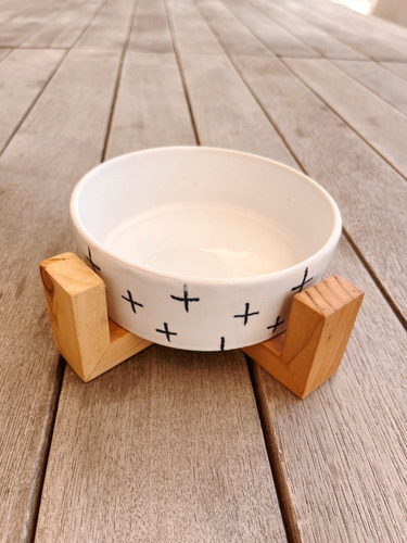 Imagen 3 de 3 de Plato Cross En Cerámica Para Perros Con Base En Madera