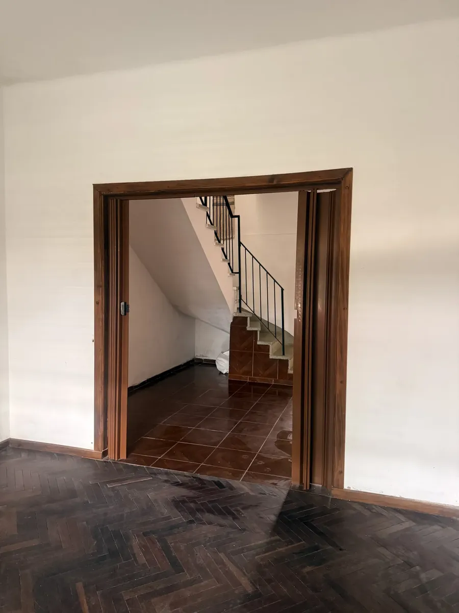 Casa Muy Acogedora Y Practica. Cuenta Con Living Comedor Separado, Baño , Cocina  Patio Con Parrillero Y Un Dormitorio Amplio Con Balcon Y Ventana A Azotea. La Escalera Es Amplia Y Segura . · Foto 2