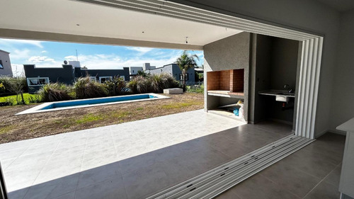 Casa En Venta - 4 Dormitorios 4 Baños - Cocheras - 215mts2 - Guernica