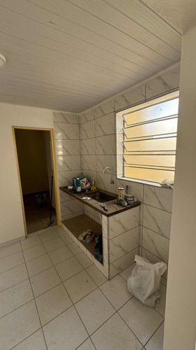 Aluga-se Casa Com 2 Quartos E Amplo Quintal