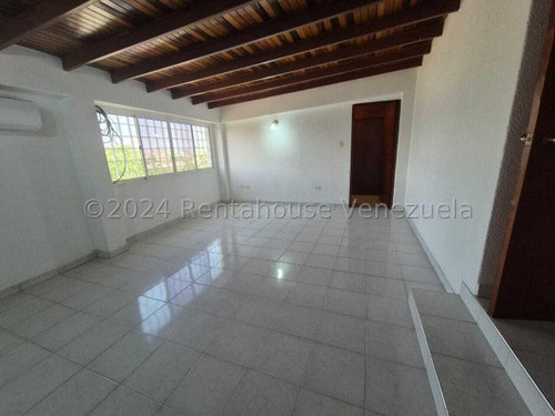 Casa En Alquiler En El Este De Barquisimeto 24-26179 Dh
