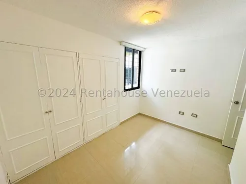 Agp Espectacular Apartamento En Planta Baja, Calle Cerrada Y Vigilancia Privada En Venta En Colinas De La Tahona 25-2354 Ys