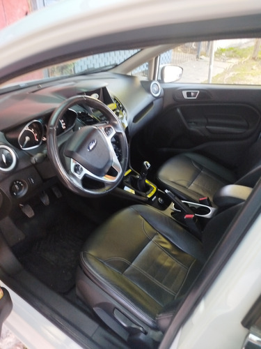 Ford Fiesta Kinect Titanium Sedan