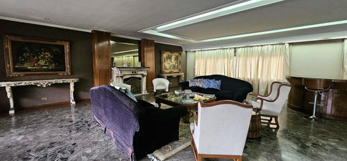 Imponente Residencia En El Corazón De Olivos.