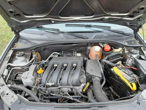 Imagem 9 de 10 de Renault Clio Sedan Privilege 1.6 16v Flex 2006 Completo